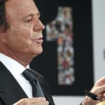 Julio Iglesias demanda a elDiario.es y acusa montaje por presunto abuso