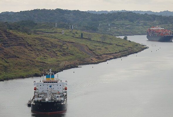 Empresas pagan 4 millones de dólares para cruzar el Canal de Panamá