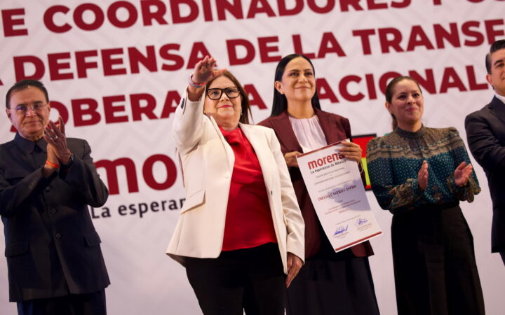 Imelda Castro saluda tras recibir su nombramiento como coordinadora estatal de Morena en Sinaloa