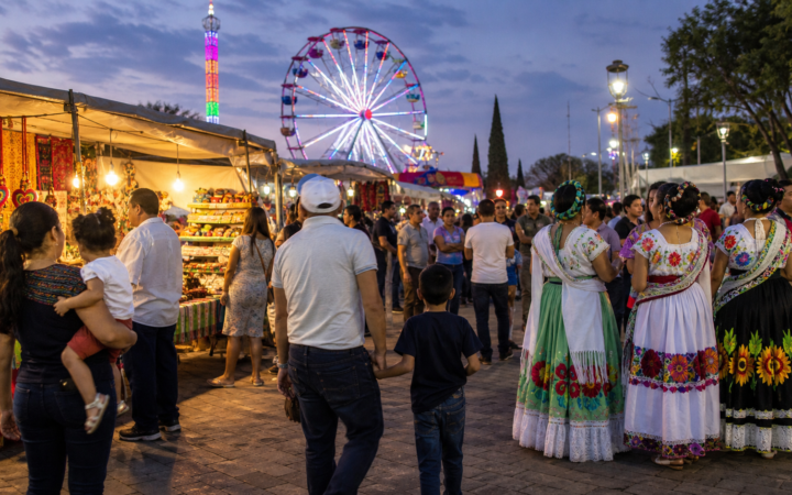 Familias recorren la Feria Nacional Potosina entre artesanías, gastronomía y atracciones