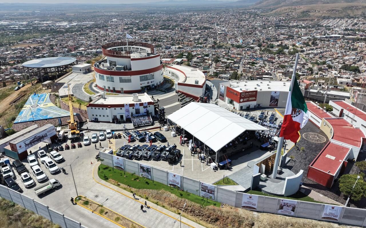 Vista aérea de un complejo de seguridad y la ciudad de Zacatecas, con bandera de México