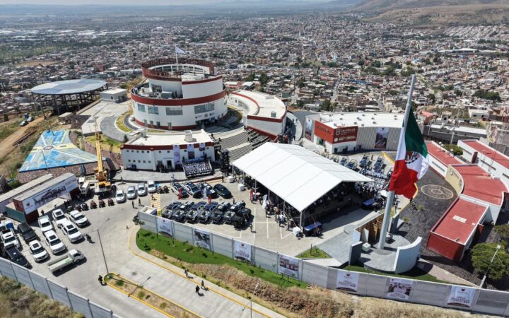 Vista aérea de un complejo de seguridad y la ciudad de Zacatecas, con bandera de México