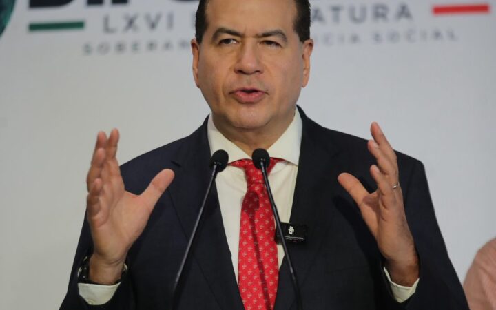 El diputado Ricardo Mejía habla ante medios en el Palacio Legislativo de San Lázaro